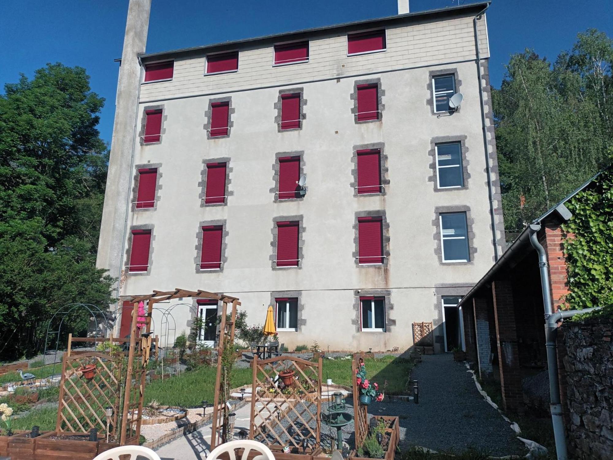Appartement Chaleureux De 82M2 Proche De Vulcania Pontaumur Exteriör bild